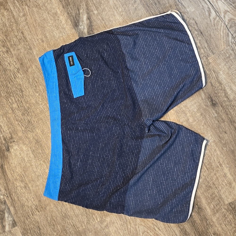 Volcom Board Shorts, Size 40 - Picture 5 of 6